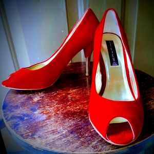 Steve Madden Size 8.5 Red Suede Peep Toe with Gold Heel